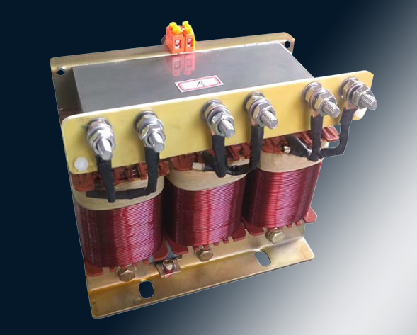 TKSG/TKDG濾波電抗器通過(guò)的是交流電流，它與濾波電容器串聯(lián)使用，組成諧振電路，使其在規(guī)定的頻率點(diǎn)上諧振，濾指定的高次諧波；同時(shí)還可實(shí)玖電力系統(tǒng)的無(wú)功補(bǔ)償和…