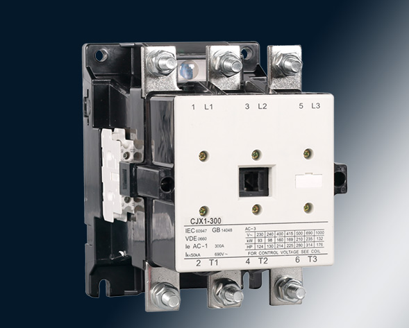 CJX1交流接觸器適用于交流50Hz或60Hz、電壓至690V、電流至475A的電力線(xiàn)路中，供遠(yuǎn)距離頻繁起動(dòng)和控制電動(dòng)機(jī)及接通與分?jǐn)嚯娐?。?jīng)加裝機(jī)械聯(lián)鎖機(jī)構(gòu)后組…